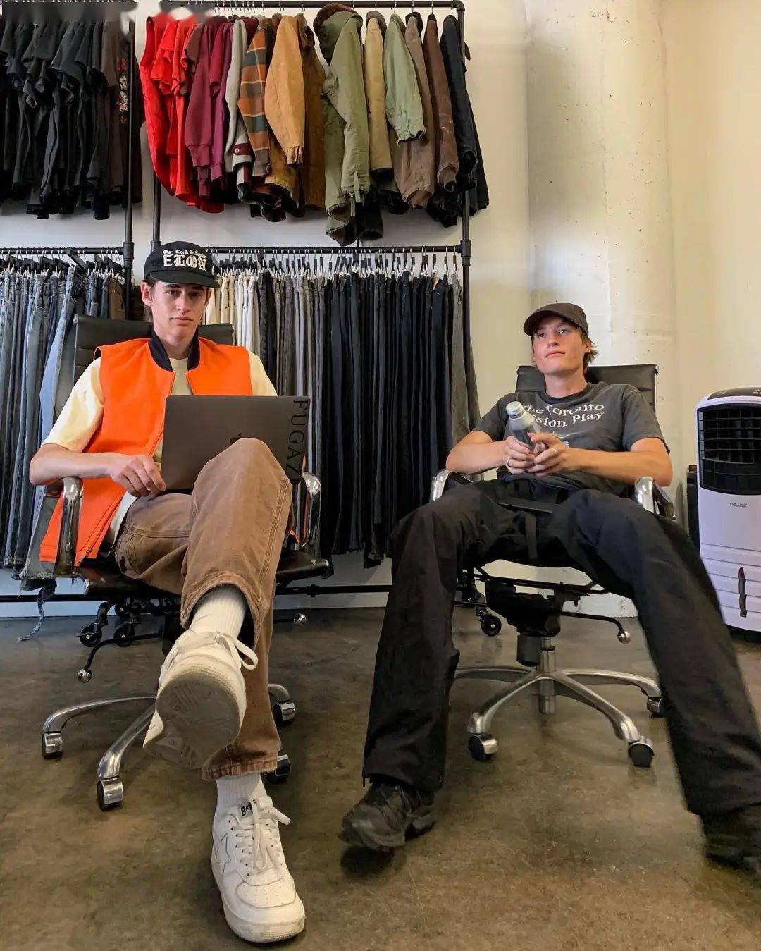 jacob在16年推出了个人品牌jacov,并凭借travis scott的频繁着用迎来