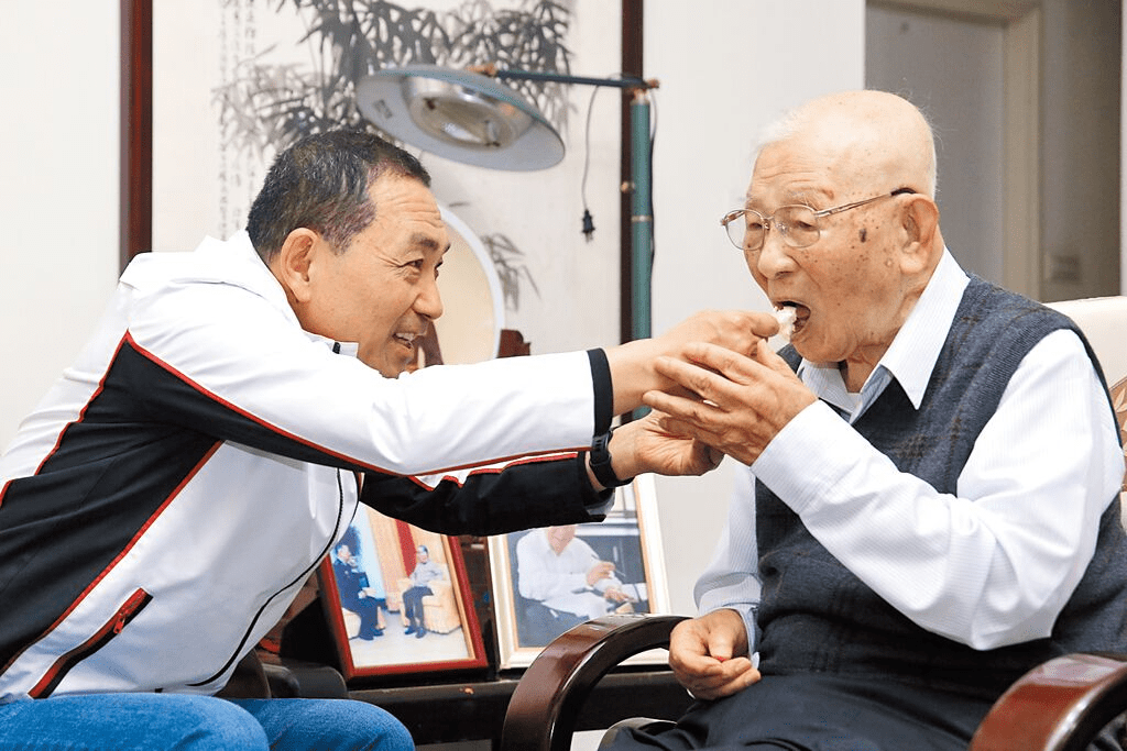侯友宜登门为台湾105岁统派大佬祝寿，后者称期许两岸和平
