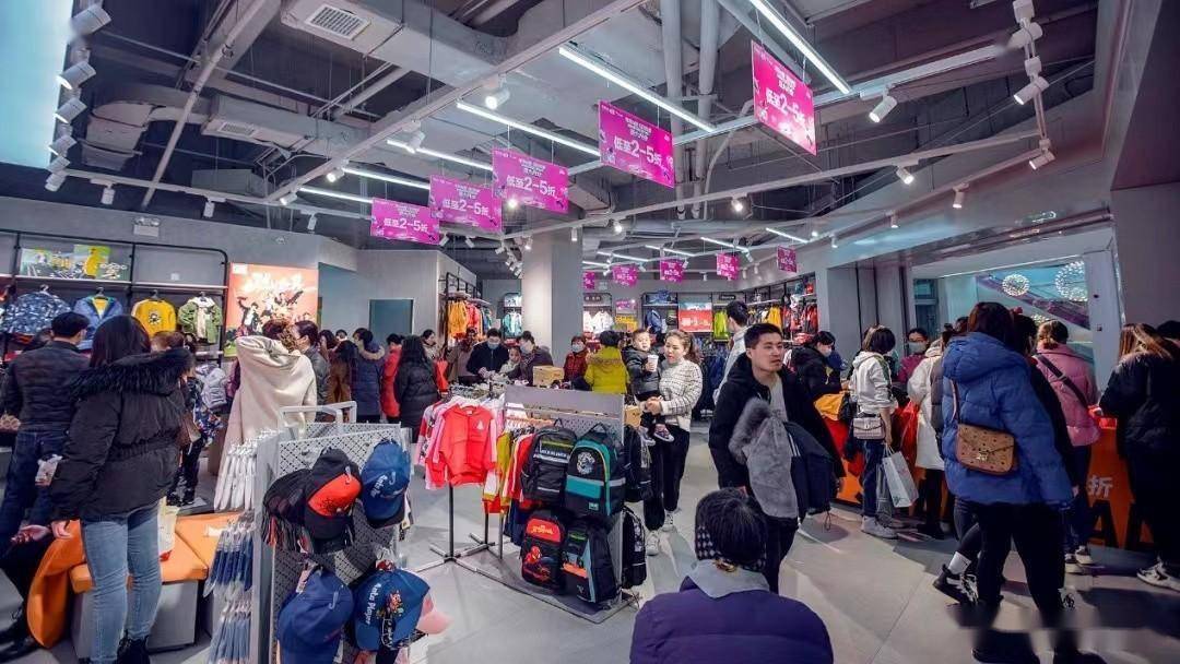 存钱上瘾的年轻人，开始涌入奥莱、唯品会？（唯品会 奥特莱斯）