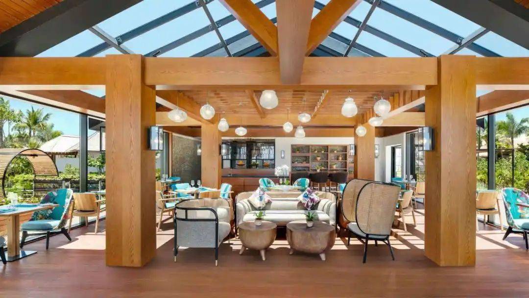 peacock alley这间宁静的休息室提供现场音乐和水景,让您放松身心.