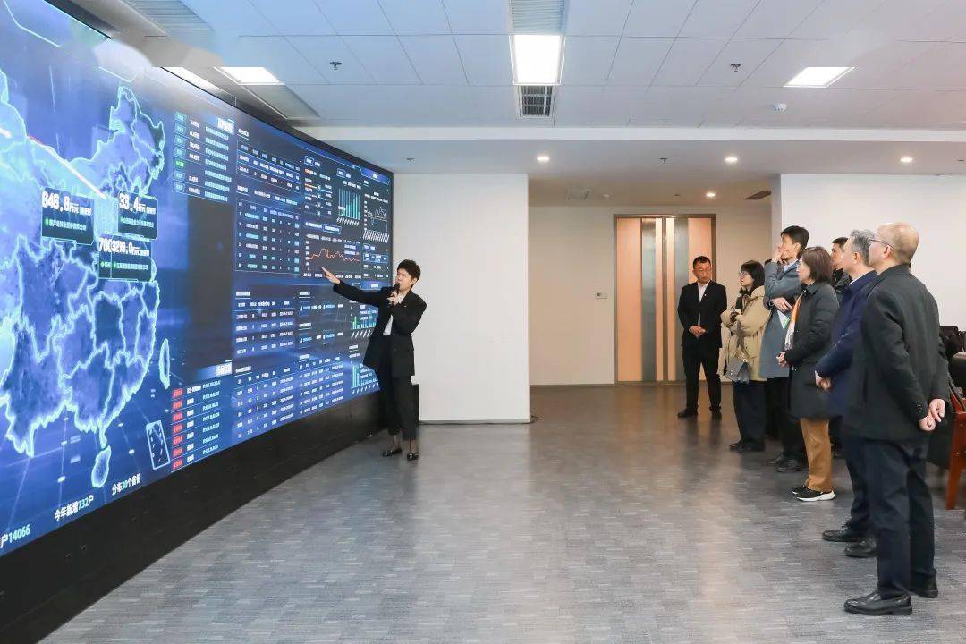座谈会前,冉华一行在山西焦煤焦炭国际交易中心观看了"焦煤在线"平台