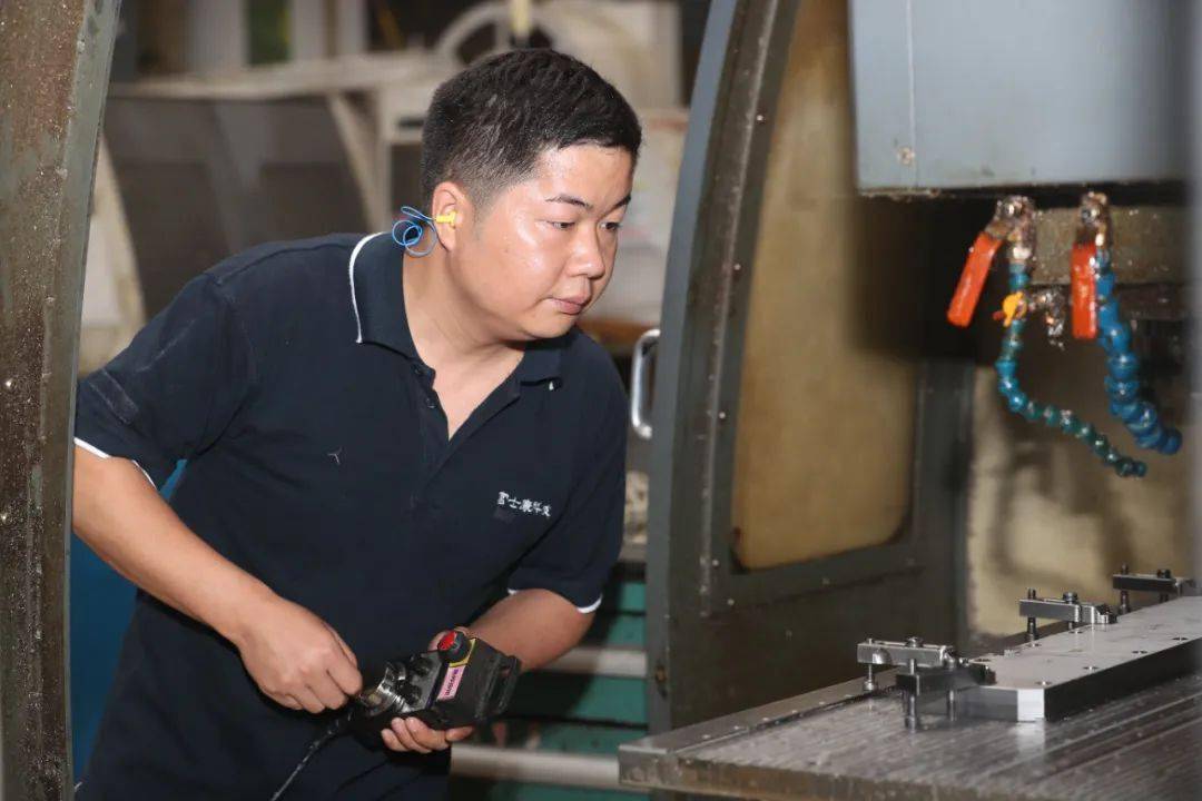 两位富士康员工,即将现身人民大会堂!_樊自成_园区_培训