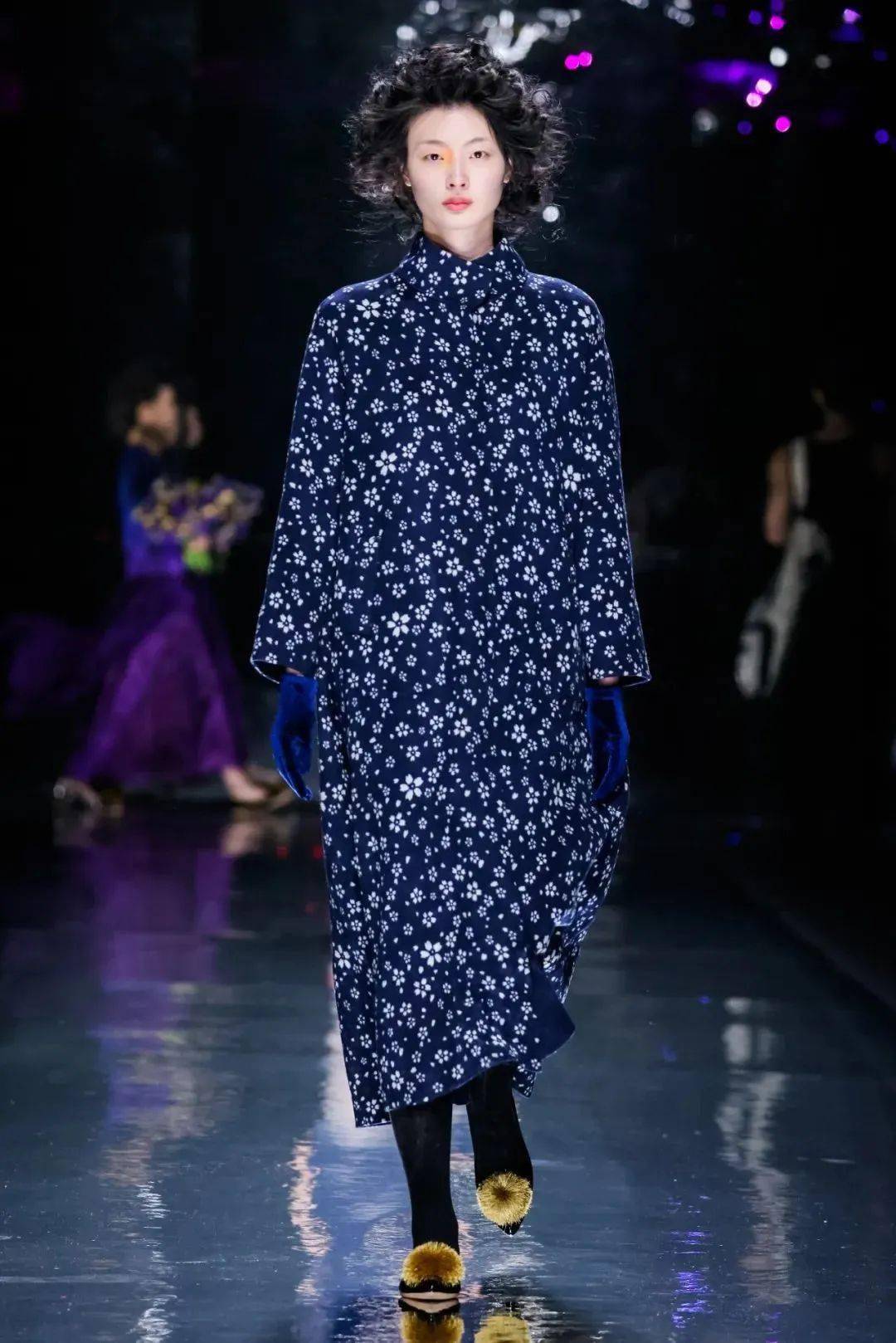 蓝印花布印染技艺,通过刻版,刮浆,染色,去白等步骤将美好祝福定格