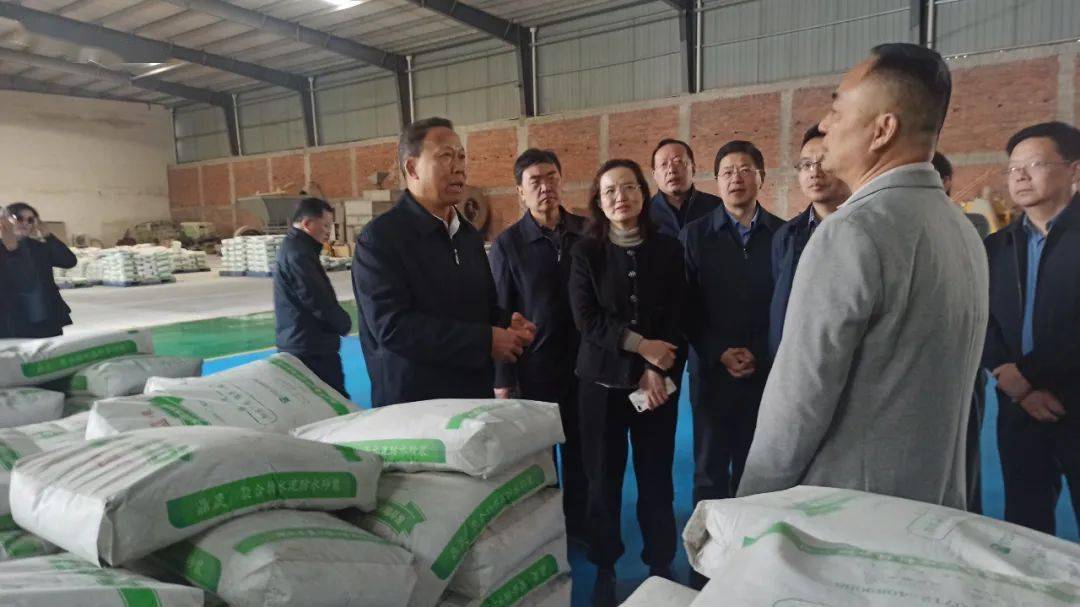 伍洛镇污水处理厂和伍洛镇三湖村,通过看现场,听介绍,详细了解了我县