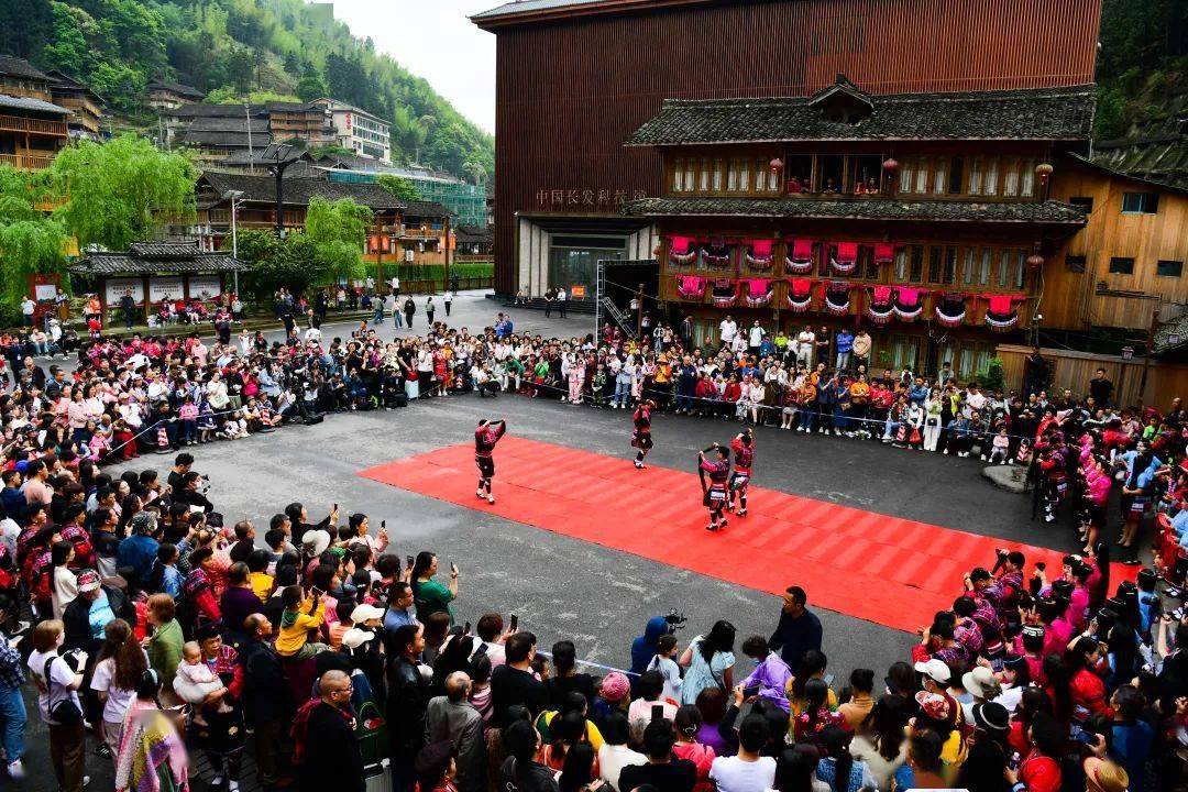 龙胜各族自治县龙脊镇黄洛瑶寨村民潘翠英:"今天我们举行"长发节"共同