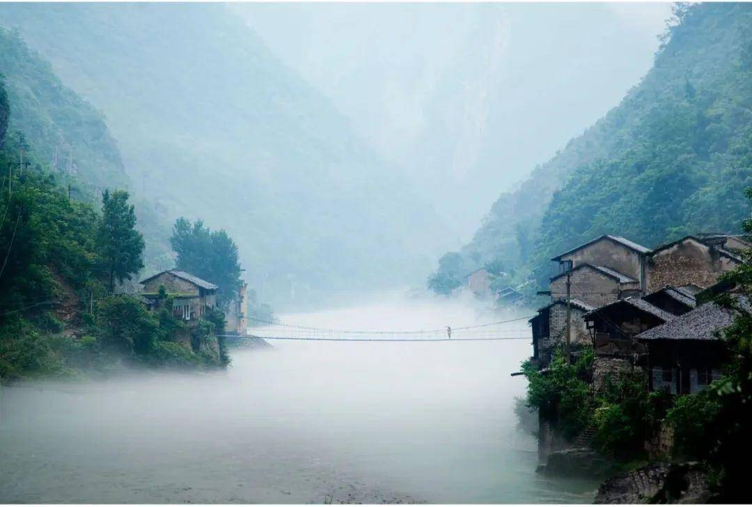 大宁河漂流享有"三峡第一漂"的美誉,起于巫溪县灵巫洞景区,止于剪刀峰