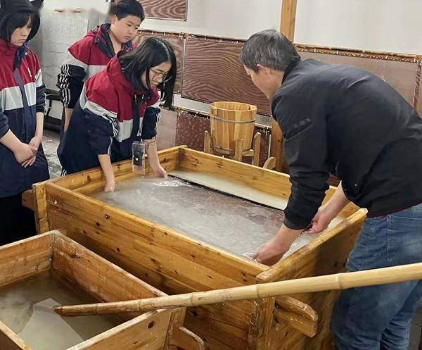 捞纸体验!中学生感受中华宣纸文化魅力_劳动_教育_进行
