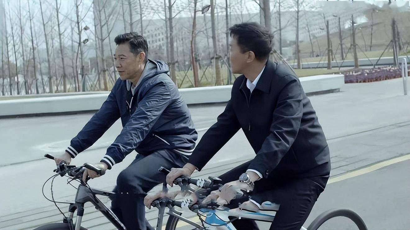 将矛头转移到了祁同伟和高育良的头上,让祁同伟成为会场上的焦点,捎带