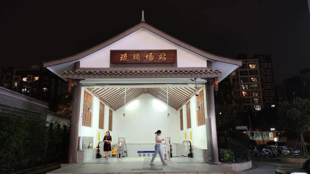 超暖 去年筑巢地铁站的小燕子又回来了_成都_琉璃_场站