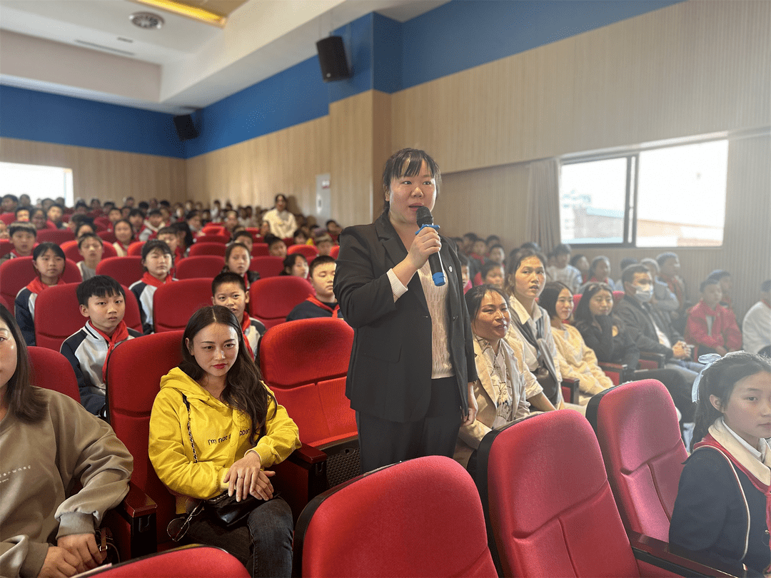 学榜样之"样" 做有为少年丨开州区文峰小学开展"红领巾会客厅"主题