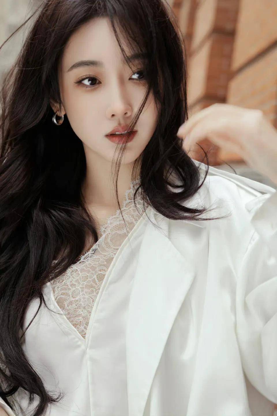 女星宣璐写真珍藏:眉目如画,楚楚动人