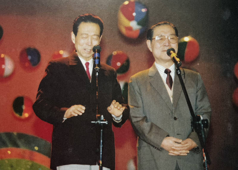 彰显幽默讽刺 呼唤蜜蜂精神——读唐燕能《滑稽泰斗:姚慕双周柏春合传