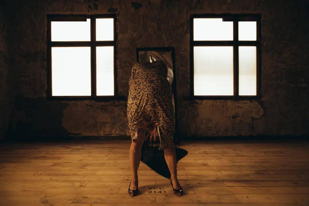 对自我,生命印记和逝去的时光进行回溯与思考——"女人在时间的长河里