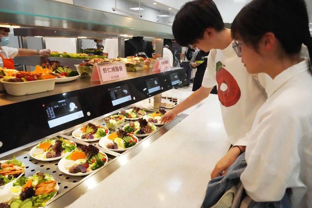 00开始新推出的"健康窗口"火了近日,浙江农林大学食堂推出"健康窗口"