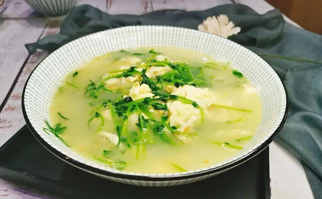 豌豆苗是餐桌上的天然养肝菜,教你豌豆苗鸡蛋汤的做法,清肝明目降