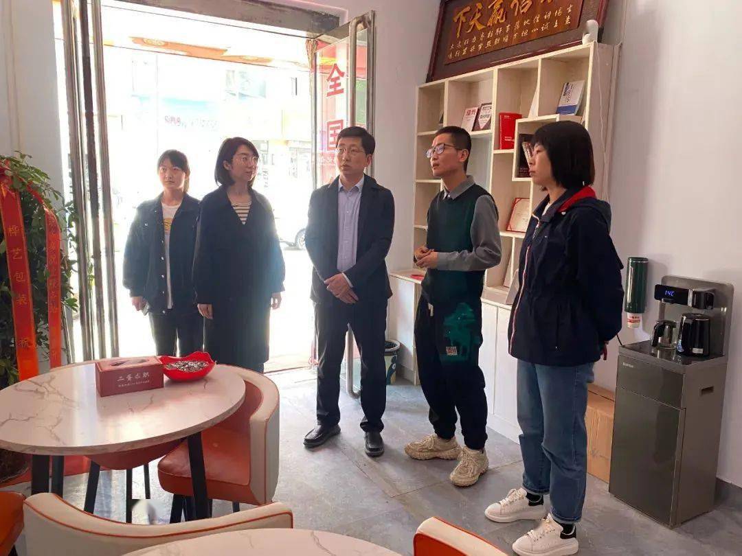 4月26日下午,团县委书记张再峰带领班子成员走访了壶口镇社堤村创业