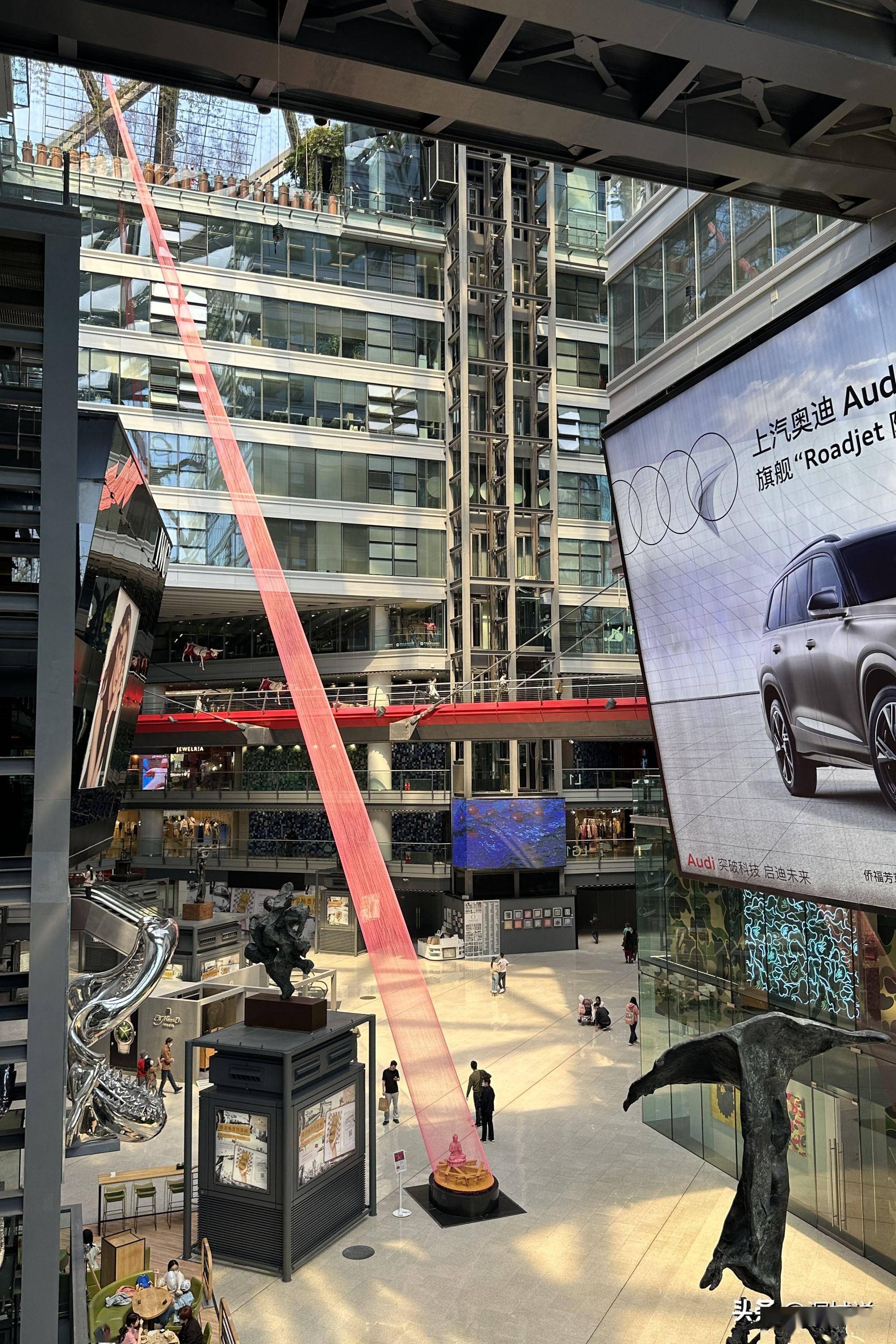 在侨福芳草地,艺术品真是到处可见.连廊顶部的鲨鱼.