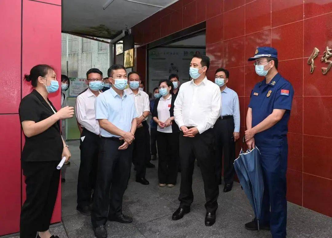 常务副市长张磊,市政府秘书长伍世光同志,支队周鹤鸣支队长陪同参加
