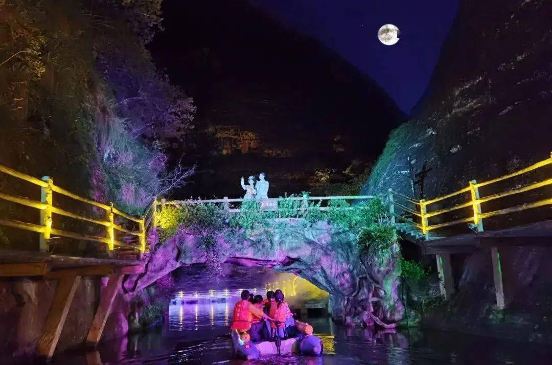 夜游九龙潭是福建省首家"行浸式"水上峡谷夜游景区,景区内运用现代