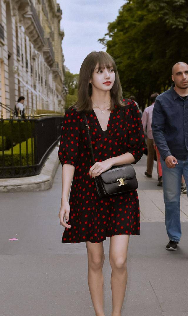 和白色的t恤搭配的话会显得很任性,lisa穿着黑色靴子,搭配红色包包