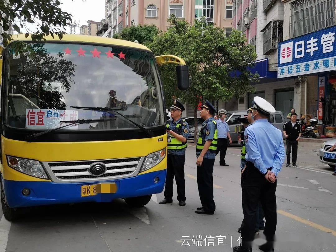 信宜交通交警重拳出击,联合整治城南市场周边客车乱象_执法_客运_管理
