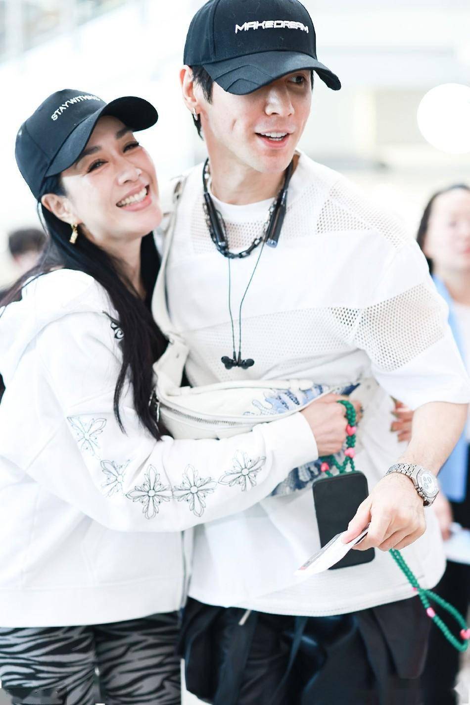 钟丽缇与老公张伦硕现身机场 大方亲吻秀恩爱好幸福