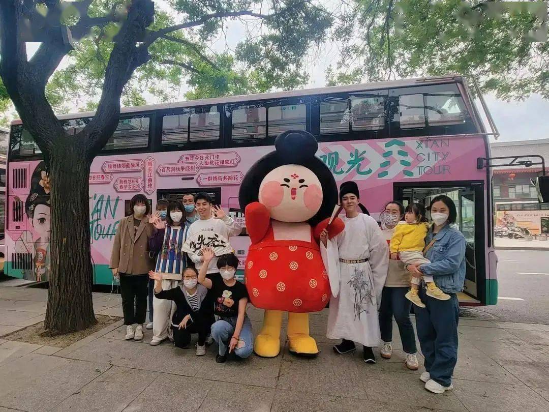 城事丨全国首辆唐诗主题观光巴士在西安发车啦~_城墙_古城_游客