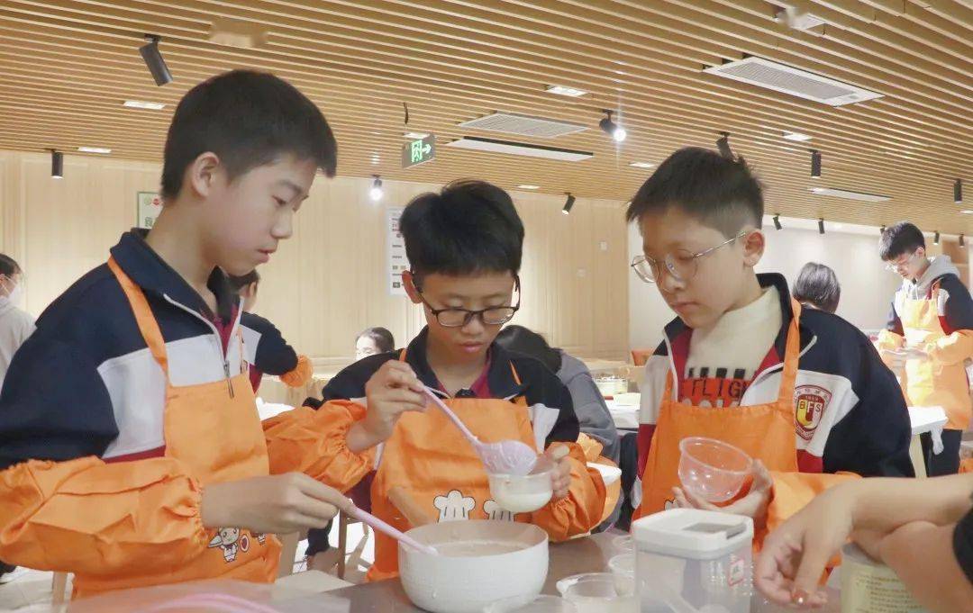 【校园动态】在烘焙课上开启智慧,感悟深层的学习兴趣_合作_课程_广东