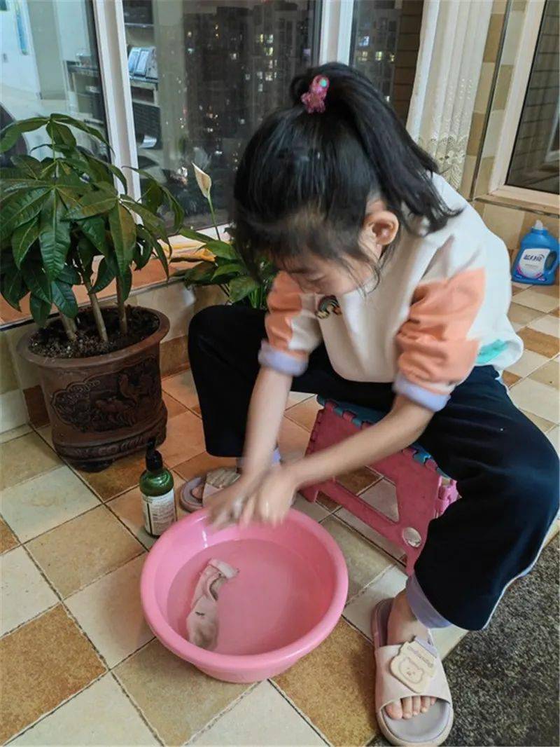 中段学生利用假期时间,动起手来,整理床铺,书桌,清洗书包,餐具,用水果