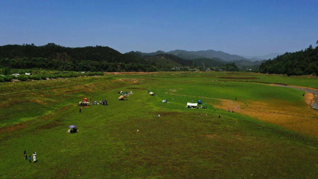 "五一"假期崇义人气旺 迎来客流小高峰_阳明山_游客_带着