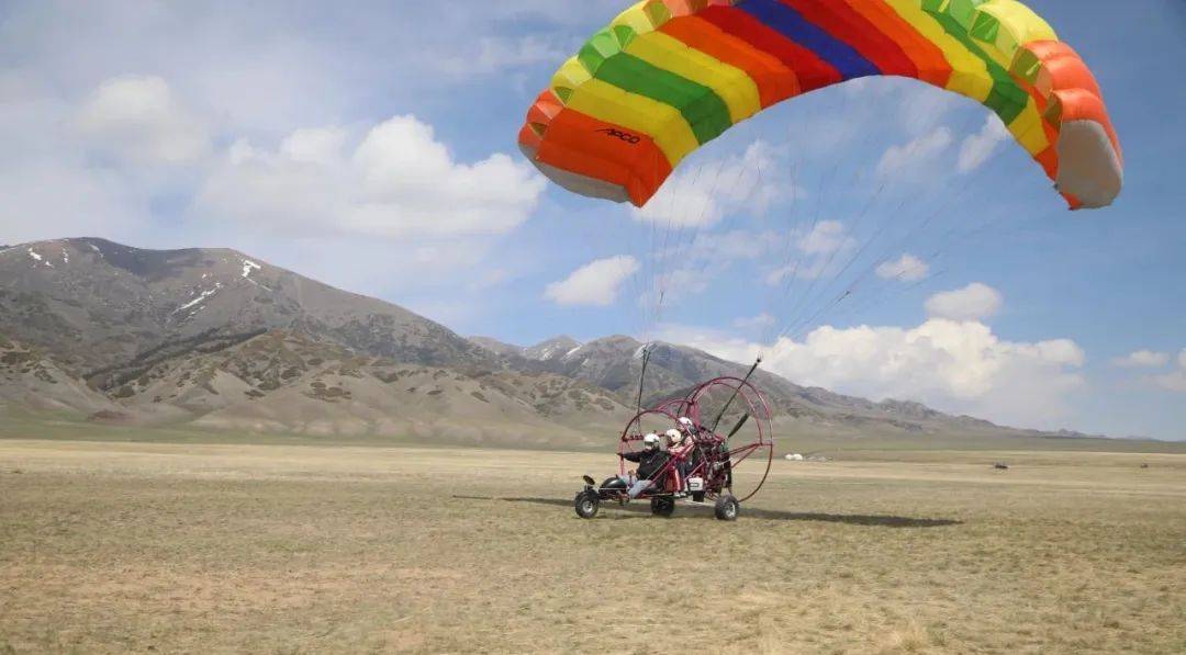 赛里木湖景区3天接待游客近10万人次_滑翔伞_演出_动力