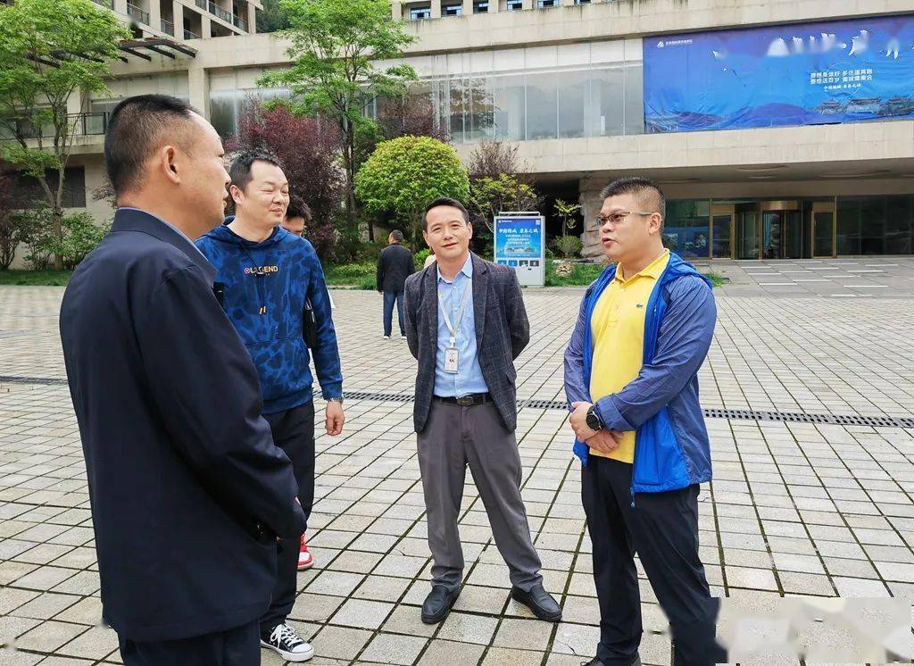 县人民政府县长曾伟,县委常委,宣传部部长,统战部部长许峰参加调研.