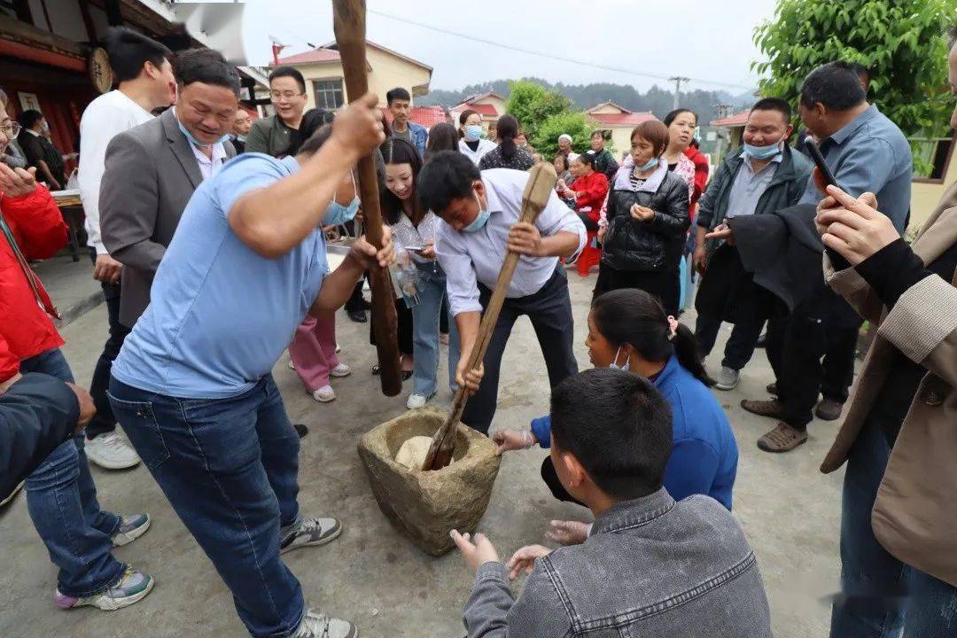 苍龙街道水塘村乡邻议事小院里也不容易错过苍龙街道的庆"五一"文体