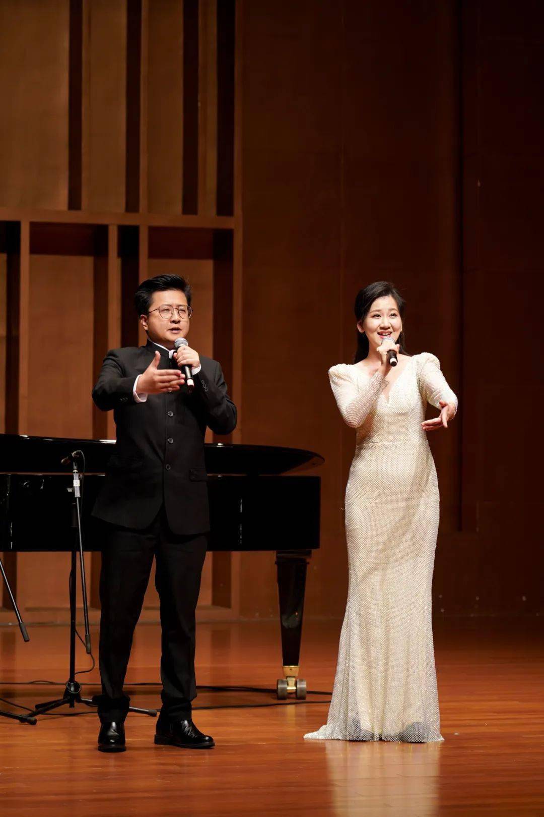 何英讲述歌曲背后的故事5月3日上午11点,在福建大剧院音乐厅举办了