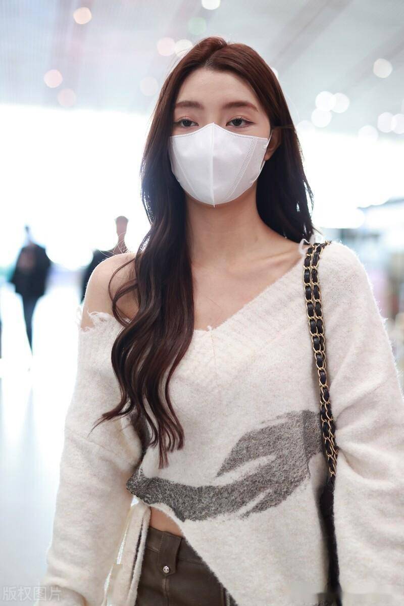 街拍:李紫婷无领上衣搭配短裙性感时尚_北京_机场