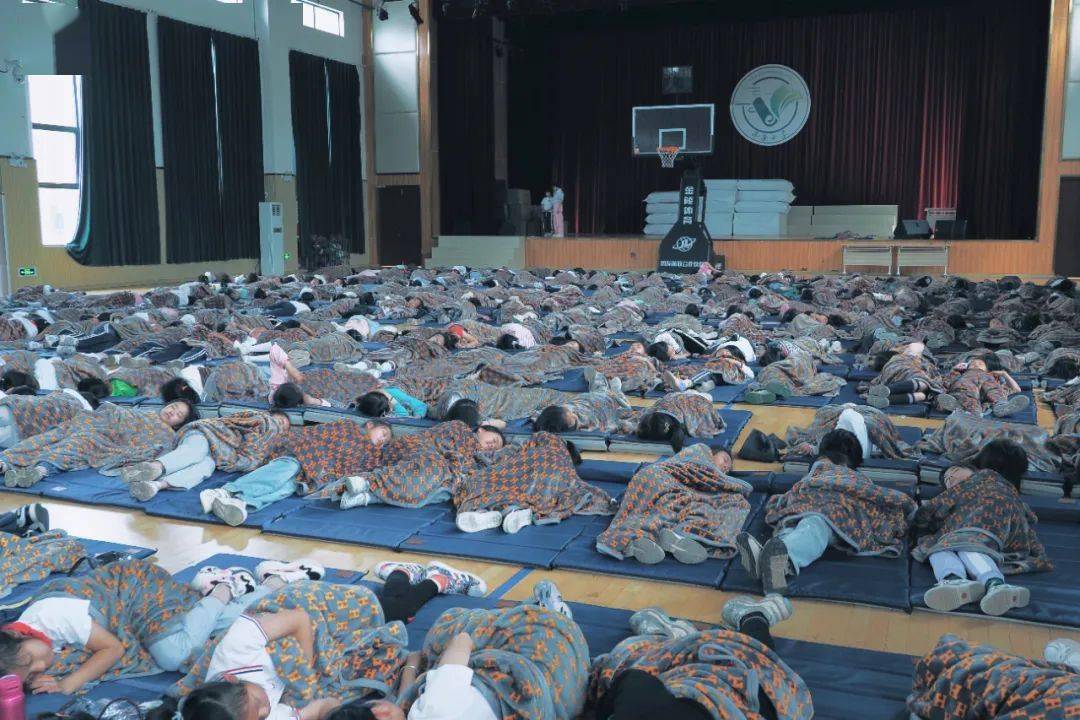 建德3.2万余名中小学生,今日开启午休"新睡姿"!_小学同学_视频_全市