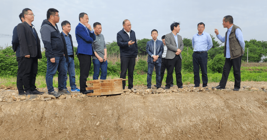 4月29日,县委书记欧阳明华调研粮食安全和高标准农田建设工作.