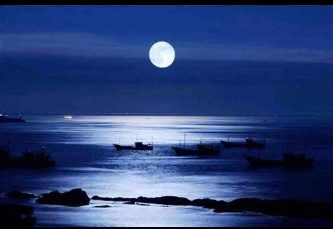 春江花月夜春江潮水连海平,海上明月共潮生.