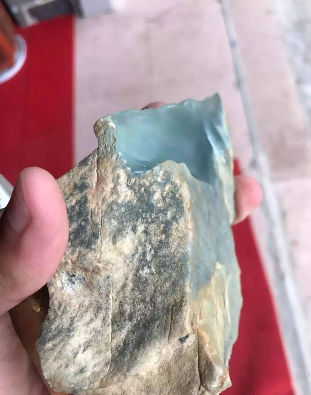 一块木那矿区黄沙皮,开出了市场稀有的洒金翡翠!_肉质_水头_颗粒