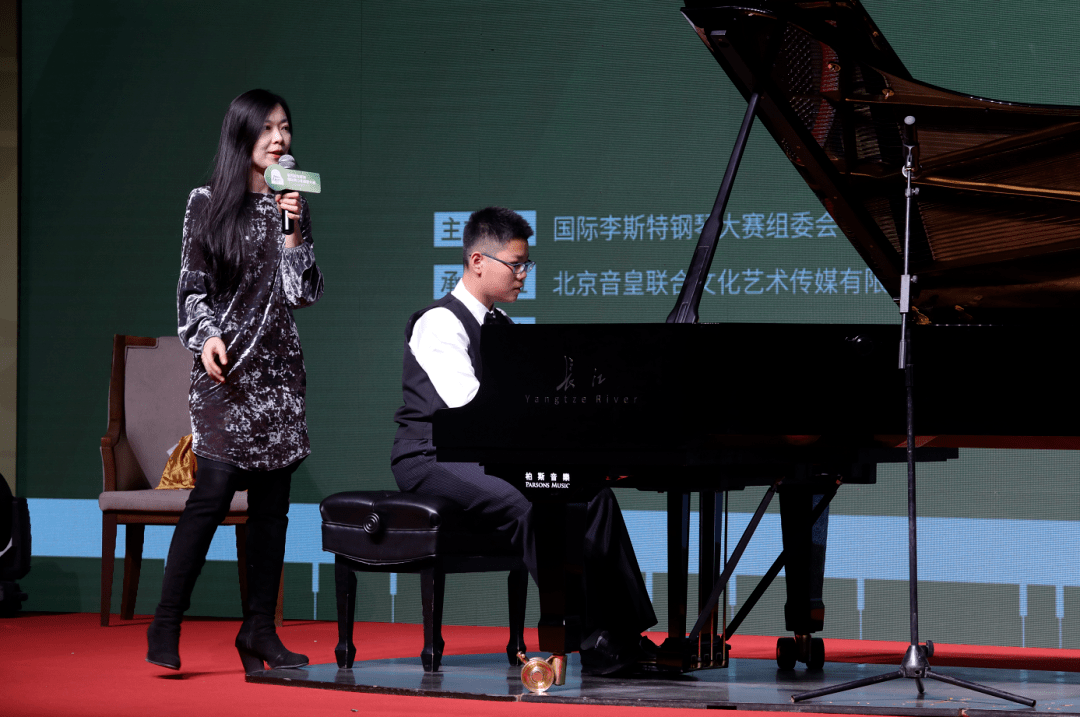大师音乐会华灯璀璨,琴声飞扬,优秀钢琴教师们的完美演绎,为现场的