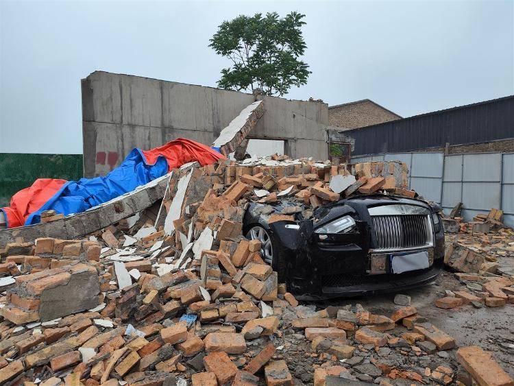“西安墙体倒塌砸毁劳斯莱斯”现场实探：17辆车