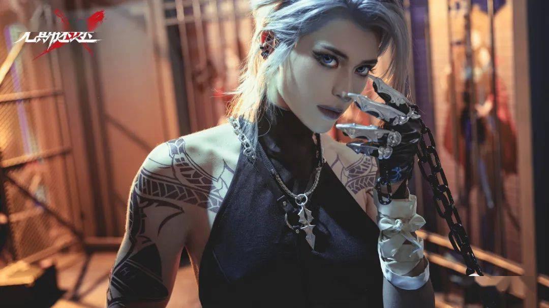 而卡琳娜身高与卓娅相近,化妆后不仅发型,纹身,服饰都进行了还原,那种