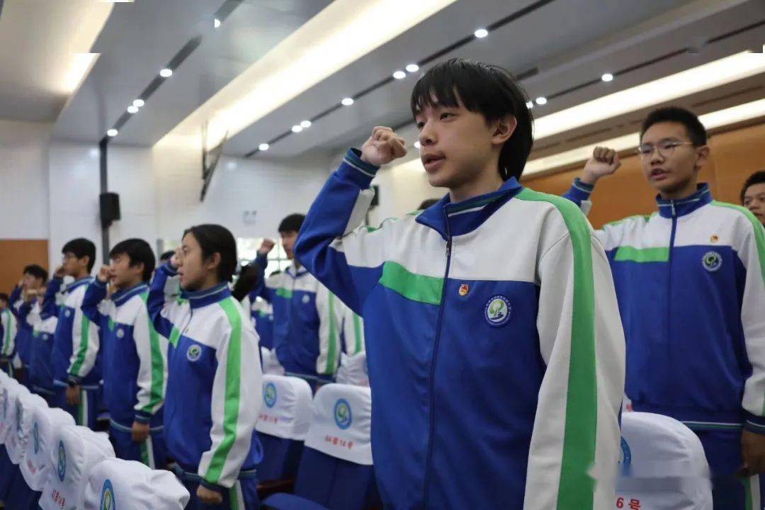 "礼赞二十大 青春向未来" ——鹤壁市淇滨中学举行2023年新团员入团