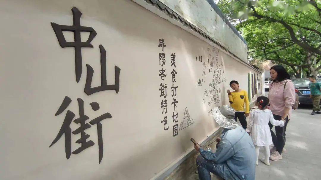 墙面经过艺术家们精心创作咸阳博物院东边的一面墙位于咸阳中山街近日