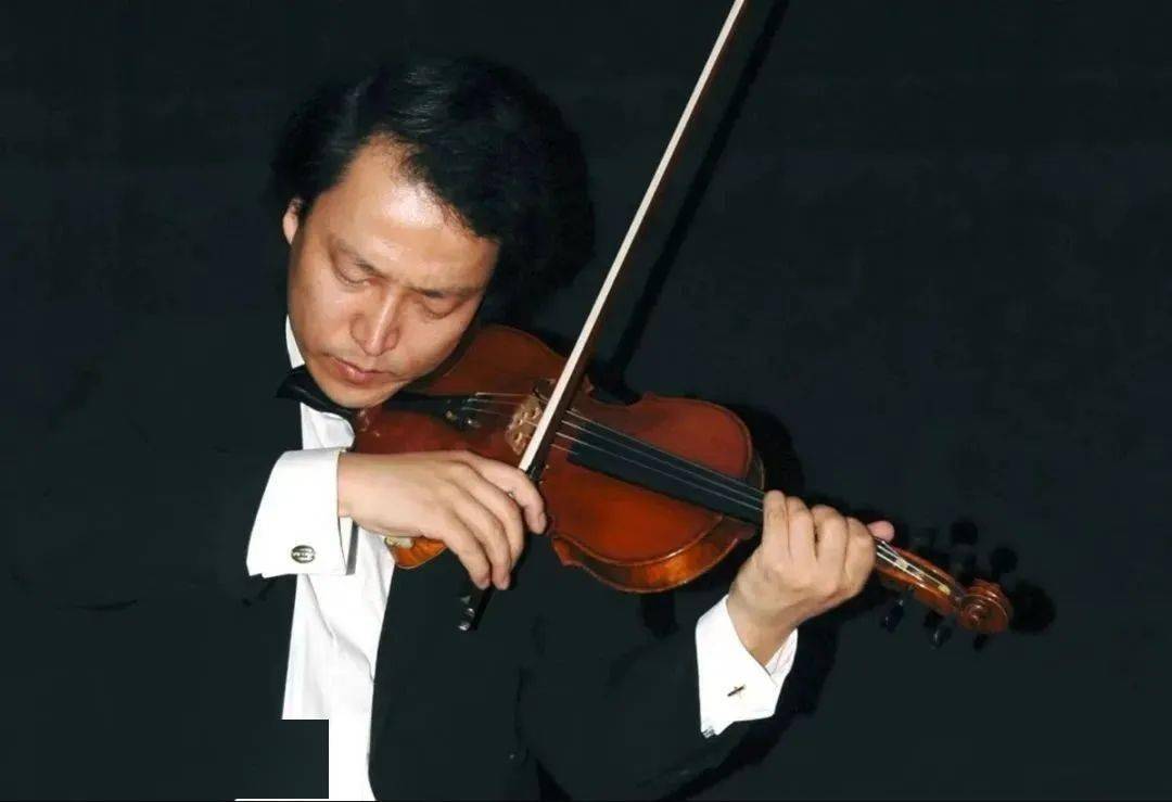 星海音乐学院小提琴副教授,教育部高等访问学者,法国巴黎高等音乐师范