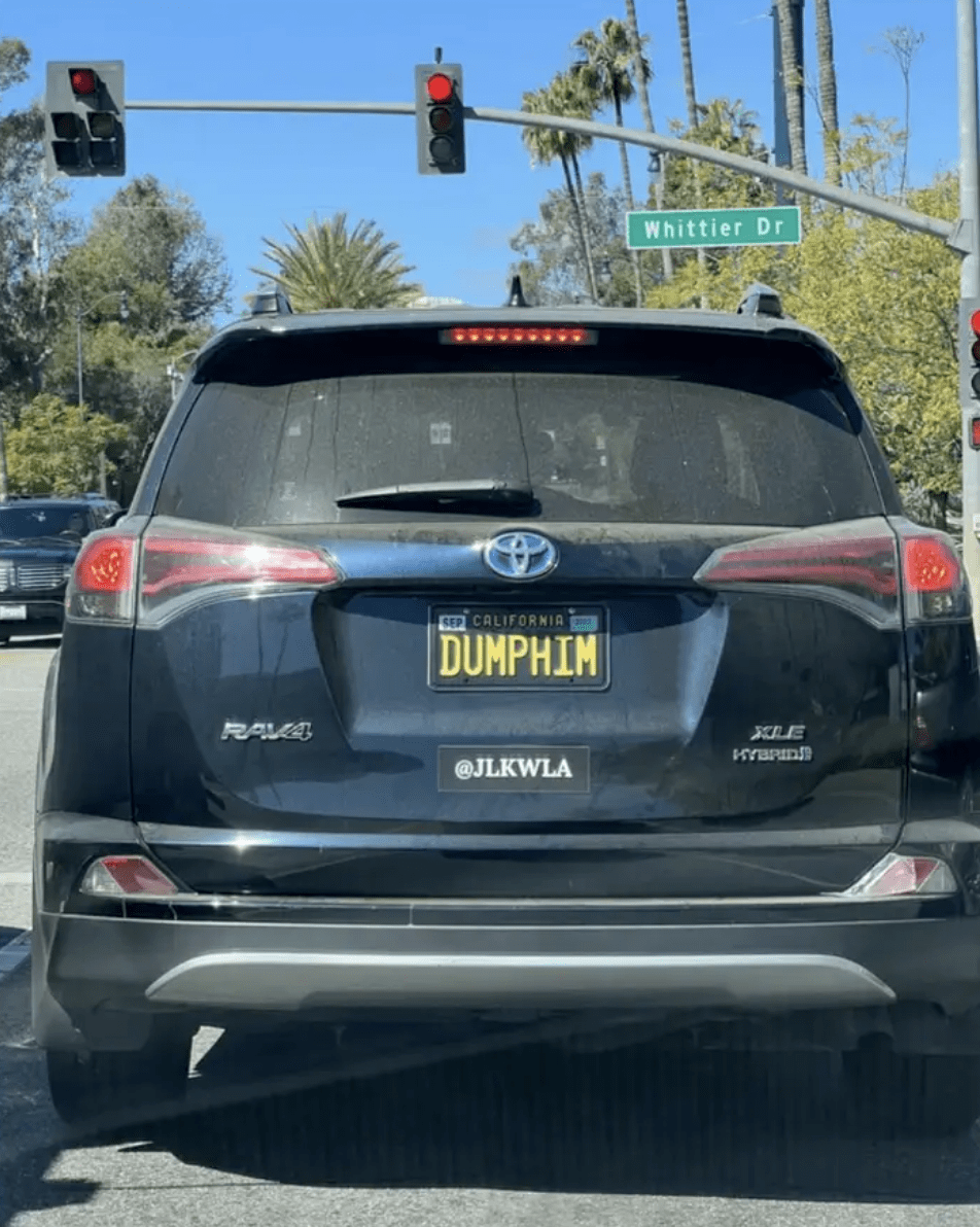 " 看到老美司机的这些定制车牌,笑不活了.