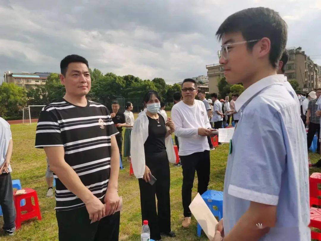 义亭中学为高三学子举行"追寻梦想,成就自我"成人仪式