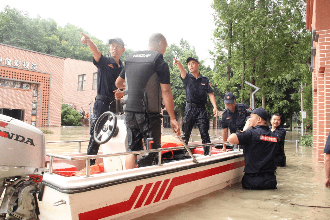 北碚区缙云应急志愿服务队是由共青团重庆市北碚区委员会牵头组建的一支专门应对社会公共突发事件的社会应急