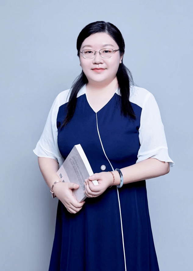 北京市陈经纶中学团结湖分校初中语文教师,语文教研组长,朝阳区兼职