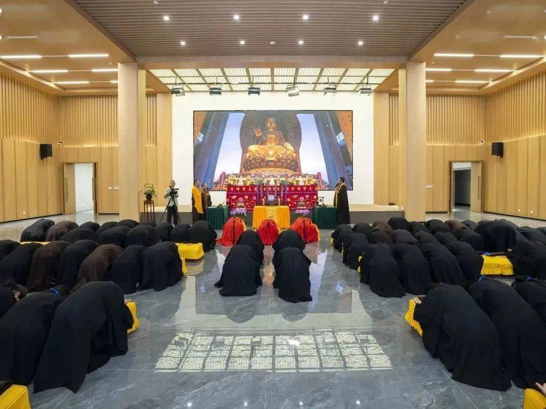 此次传戒为期5天,5月5日上午,灵隐寺方丈光泉大和尚为三宝弟子正授